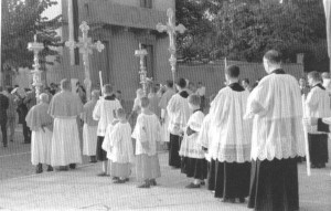 I confratelli del SS. Sacramento con la croce e i candelabri (foto da: "Bernareggio, usi e costumi della sua gente")