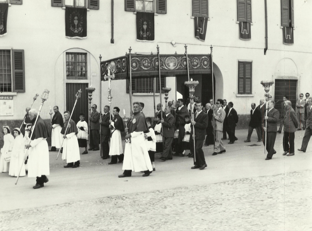 I confratelli del SS. Sacramento precedono il baldacchino